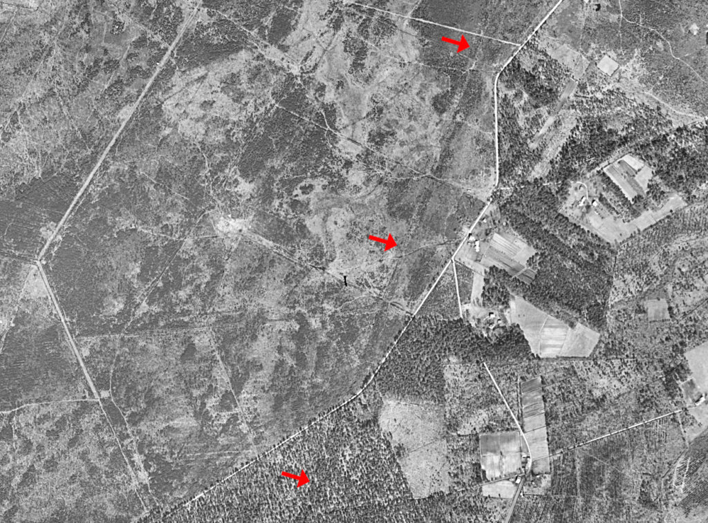 on devine le tracé de la voie à son arrivée à Léognan sur cette photo aérienne datant de 1950